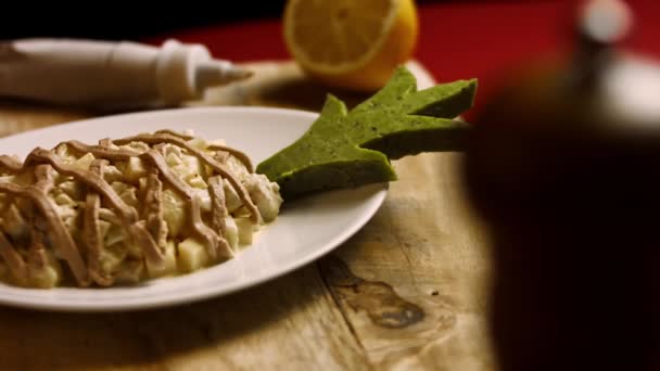 Salada Ladies Caprice em forma de Pinapple. Cozinha russa 4k receita de vídeo — Vídeo de Stock