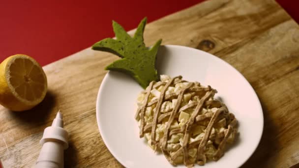 Salada Ladies Caprice em forma de Pinapple. Cozinha russa 4k receita de vídeo — Vídeo de Stock
