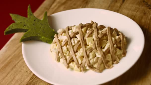 Salada Ladies Caprice em forma de Pinapple. Cozinha russa 4k receita de vídeo — Vídeo de Stock