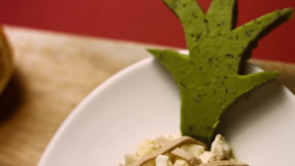 Salada Ladies Caprice em forma de Pinapple. Cozinha russa 4k receita de vídeo — Vídeo de Stock