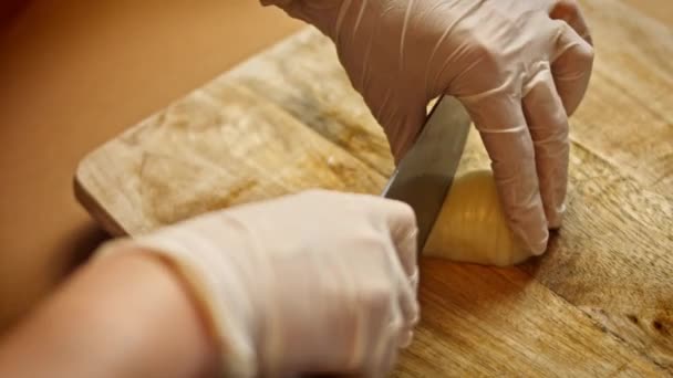 Κόβουμε το κρεμμύδι. Νόστιμα μπέργκερ με χαμηλές θερμίδες. Φαγητό για τις νέες μαμάδες. 4k συνταγή βίντεο — Αρχείο Βίντεο