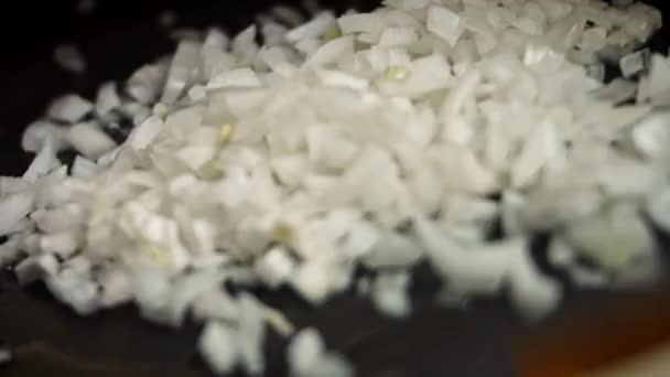 Steker lök i en kastrull. 4k video recept — Stockvideo