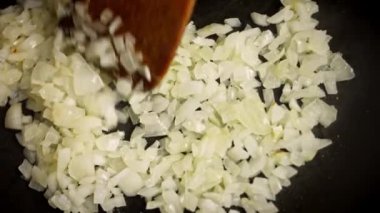 Tavada kızarmış soğan. 4k video tarifi