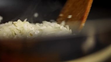 Tavada kızarmış soğan. 4k video tarifi