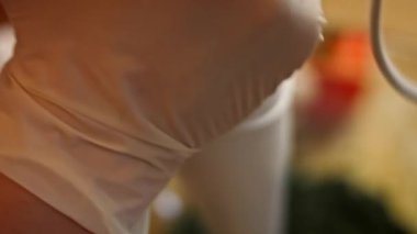 Ispanağı şeffaf bir kasede karıştırıyorum. Lezzetli düşük kalorili yeşil burgerler. Yeni anneler için yemek. 4k video tarifi