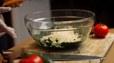 Çedar peyniri yapıyorum. Lezzetli düşük kalorili yeşil burgerler. Yeni anneler için yemek. 4k video tarifi