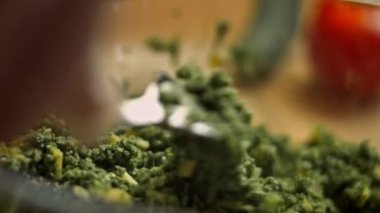 Tüm malzemeleri karıştır ve yumurtayı bırak. Lezzetli Düşük Kalorili Yeşil Burgerler. Yeni anneler için yemek. 4k video tarifi