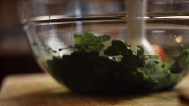 Je mélange les épinards dans un bol transparent. Savoureux Low-Calorie Green Burgers. Nourriture pour les nouvelles mamans. Recette vidéo 4k — Video