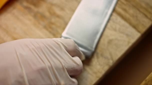 Разрежь сыр чеддер на куски. 4k видео рецепт — стоковое видео