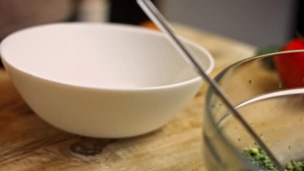 La mano femenina rompe el huevo de pollo fresco en un tazón de vidrio. 4k video receta — Vídeo de stock