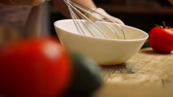 Close up batendo ovos com batedor de cozinha em tigela de metal para omelete da manhã ou ovos mexidos. Cozinhe ovos batendo para preparar a massa de farinha na padaria. Cozinhar conceito café da manhã — Vídeo de Stock