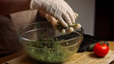 Hamburger için toplar oluşturuyorum. Lezzetli düşük kalorili yeşil burgerler. Yeni anneler için yemek. 4k video tarifi