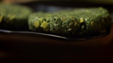 Tüm malzemeleri karıştır ve yumurtayı bırak. Lezzetli Düşük Kalorili Yeşil Burgerler. Yeni anneler için yemek. 4k video tarifi