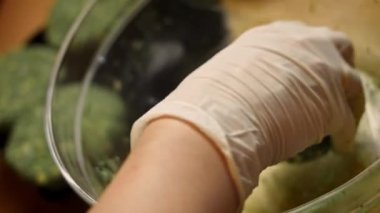 Tüm malzemeleri karıştır ve yumurtayı bırak. Lezzetli Düşük Kalorili Yeşil Burgerler. Yeni anneler için yemek. 4k video tarifi