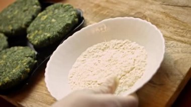 Hamburger toplarını unun üstüne koydum. Lezzetli düşük kalorili yeşil burgerler. Yeni anneler için yemek. 4k video tarifi