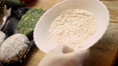 Hamburger toplarını unun üstüne koydum. Lezzetli düşük kalorili yeşil burgerler. Yeni anneler için yemek. 4k video tarifi