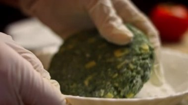 Hamburger toplarını unun üstüne koydum. Lezzetli düşük kalorili yeşil burgerler. Yeni anneler için yemek. 4k video tarifi