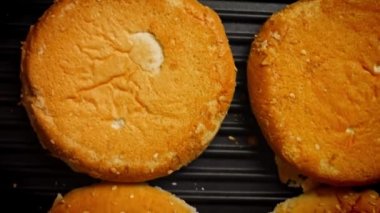 Hamburger için ızgara ekmek yapıyorum. Lezzetli düşük kalorili yeşil burgerler. Yeni anneler için yemek. 4k video tarifi