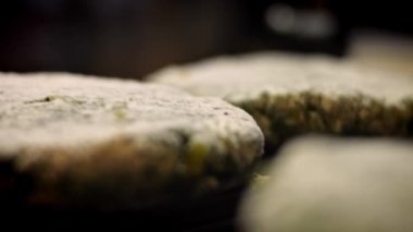 Izgarayı zeytinyağıyla yağla. Lezzetli düşük kalorili yeşil burgerler. Yeni anneler için yemek. 4k video tarifi