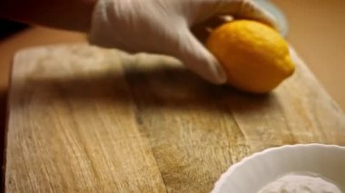 Bir limonu iki parçaya ayır. Lezzetli düşük kalorili yeşil burgerler. Yeni anneler için yemek. 4k video tarifi