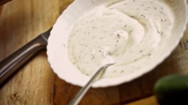 Tüm malzemeleri iyice karıştır. Lezzetli düşük kalorili yeşil burgerler. Yeni anneler için yemek. 4k video tarifi