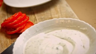 Domatesleri dilimlere ayır. Lezzetli düşük kalorili yeşil burgerler. Yeni anneler için yemek. 4k video tarifi