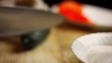 Salatalıkları dilimlere ayır. Lezzetli düşük kalorili yeşil burgerler. Yeni anneler için yemek. 4k video tarifi