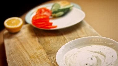 Malzemelere buzdağı marulu ekle. Lezzetli düşük kalorili yeşil burgerler. Yeni anneler için yemek. 4k video tarifi