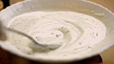 Hamburgeri parçalara ayır. Lezzetli düşük kalorili yeşil burgerler. Yeni anneler için yemek. 4k video tarifi