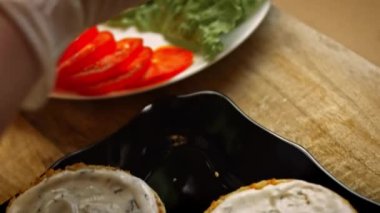 Hamburgeri parçalara ayır. Lezzetli düşük kalorili yeşil burgerler. Yeni anneler için yemek. 4k video tarifi