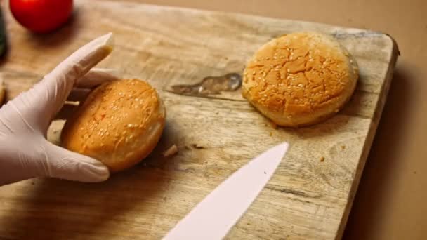 저는 햄버거 공을 밀가루 위에 놓았습니다. 테이스티 저칼로리그린 버거. 새엄마를 위한 음식. 4k 비디오 레시피 — 비디오