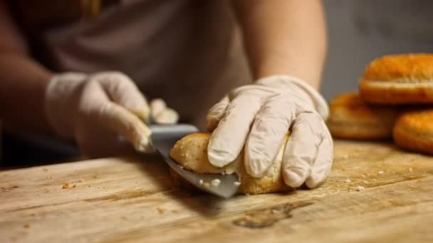 I umieścić kulki hamburgera nad mąką.Smaczne niskokaloryczne zielone hamburgery. Jedzenie dla mamy. Przepis wideo 4k — Wideo stockowe