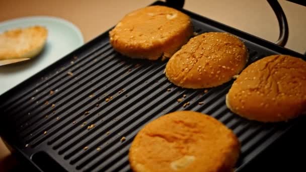 Sono pane alla griglia per l'hamburger. Gustosi hamburger verdi a basso contenuto calorico. Cibo per le nuove mamme. Ricetta video 4k — Video Stock