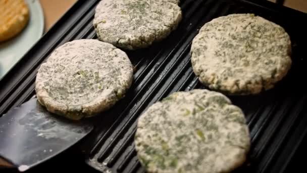 Grill mit Olivenöl einfetten. Leckere kalorienarme grüne Burger. Nahrung für neue Mütter. 4k Video Rezept — Stockvideo