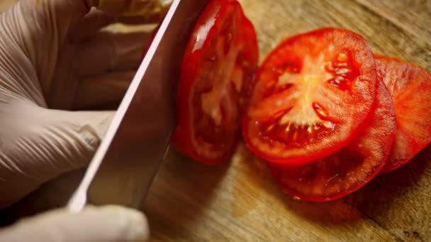 Κόβουμε τις ντομάτες σε φέτες. Νόστιμα μπέργκερ με χαμηλές θερμίδες. Φαγητό για τις νέες μαμάδες. 4k συνταγή βίντεο — Αρχείο Βίντεο