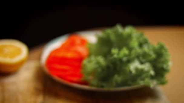 Vágd fel az uborkát szeletekre. Finom Alacsony Kalóriatartalmú Zöld Burgerek. Étel az új anyukáknak. 4k videó recept — Stock videók