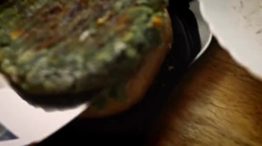 Hamburgeri parçalara ayır. Lezzetli düşük kalorili yeşil burgerler. Yeni anneler için yemek. 4k video tarifi