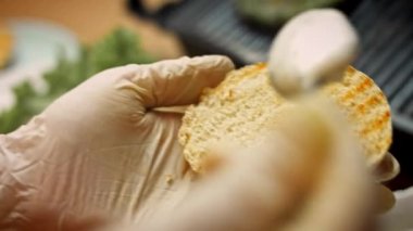 Hamburgeri parçalara ayır. Lezzetli düşük kalorili yeşil burgerler. Yeni anneler için yemek. 4k video tarifi