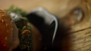 Lezzetli düşük kalorili yeşil burgerler. Yeni anneler için yemek. 4k video tarifi