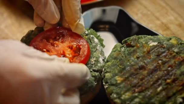 Utvořte hamburger na kousky. Chutné nízkokalorické zelené burgery. Jídlo pro nové mámy. 4k video recept — Stock video