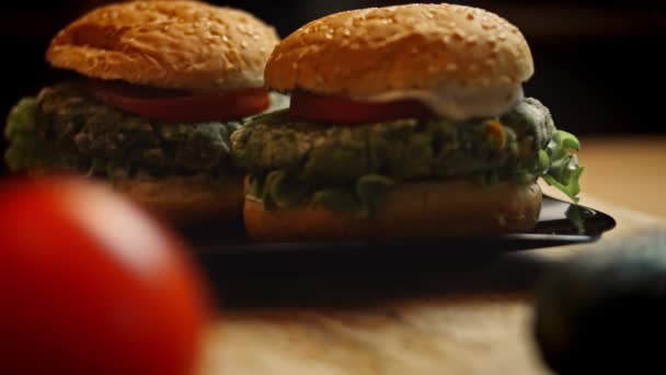 Lezzetli düşük kalorili yeşil burgerler. Yeni anneler için yemek. 4k video tarifi — Stok video