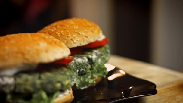 Sabrosas hamburguesas verdes bajas en calorías. Comida para las nuevas mamás. 4k video receta — Vídeos de Stock