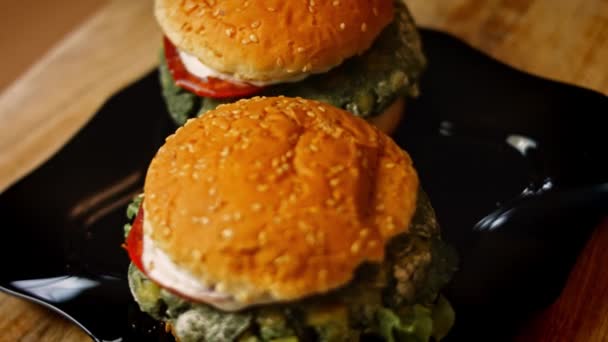 Lekkere Low-Calorie Groene Burgers. Voedsel voor nieuwe moeders. 4k video recept — Stockvideo