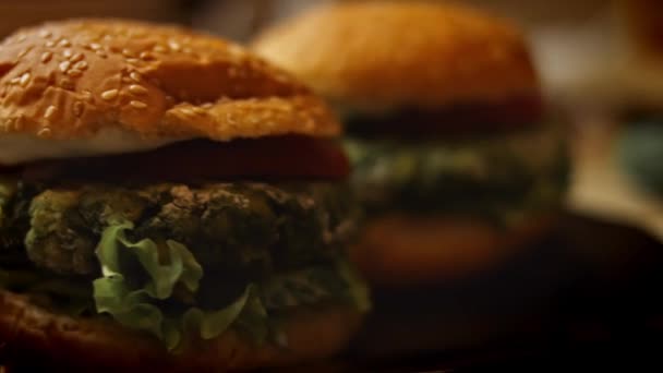おいしい低カロリーグリーンバーガー。新しいお母さんのための食品。4kビデオレシピ — ストック動画