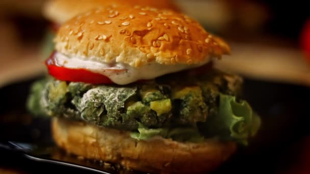 Lezzetli düşük kalorili yeşil burgerler. Yeni anneler için yemek. 4k video tarifi — Stok video