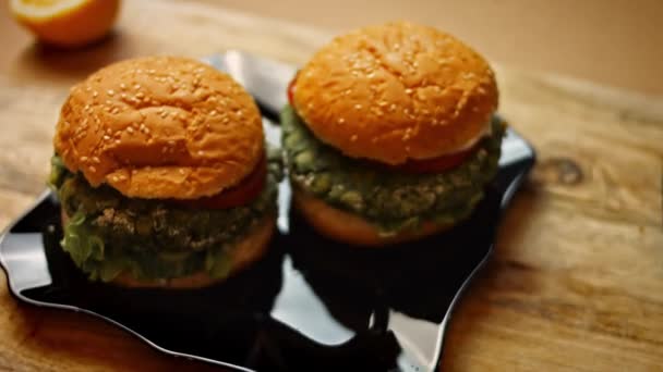 Lezzetli düşük kalorili yeşil burgerler. Yeni anneler için yemek. 4k video tarifi — Stok video