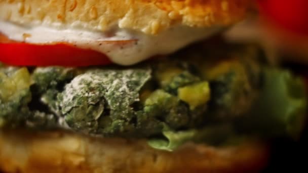Smaczne niskokaloryczne zielone hamburgery. Jedzenie dla mamy. Przepis wideo 4k — Wideo stockowe