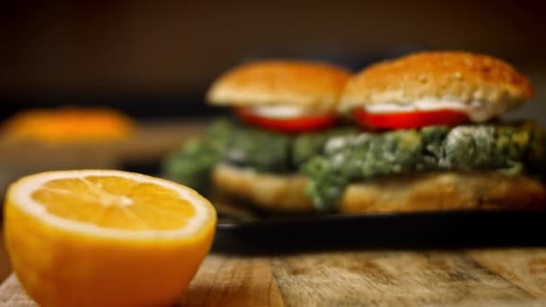 Gustosi hamburger verdi a basso contenuto calorico. Cibo per le nuove mamme. Ricetta video 4k — Video Stock