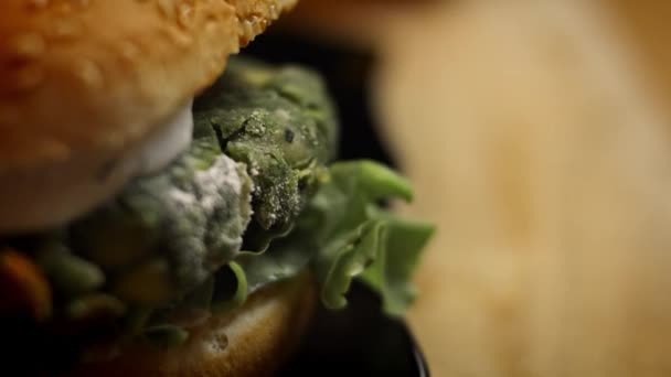 Leckere kalorienarme grüne Burger. Nahrung für neue Mütter. 4k Video Rezept — Stockvideo