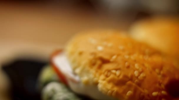 Chutné nízkokalorické zelené burgery. Jídlo pro nové mámy. 4k video recept — Stock video